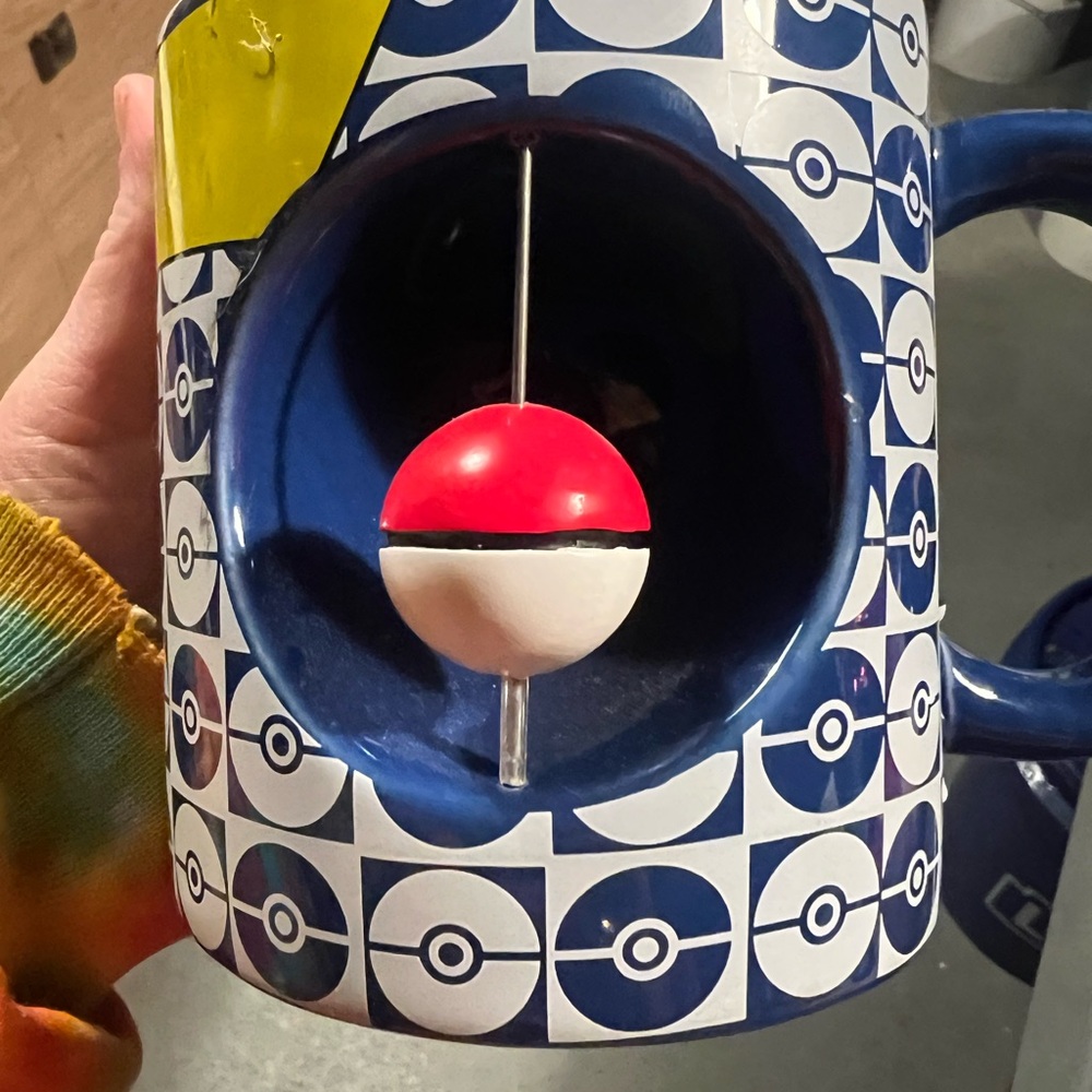 Pokémon Blue and White Mug with moveable poke ball
